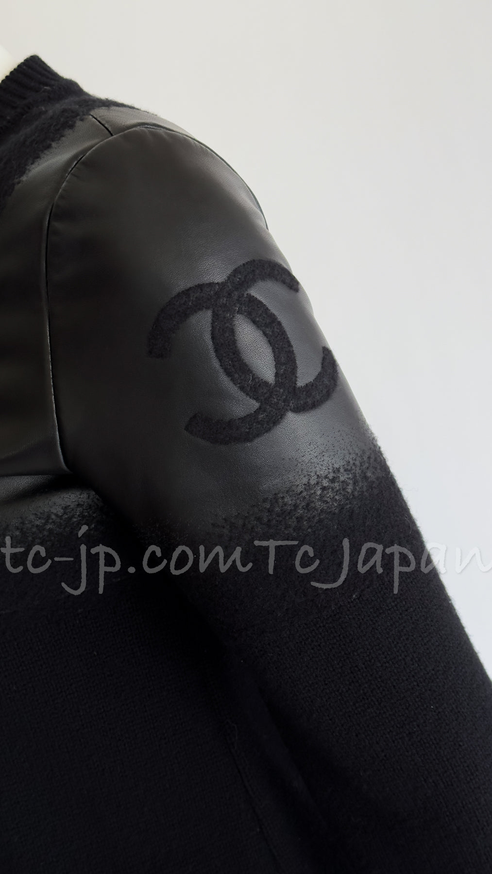 CHANEL 12A Black Wool Lambskin Leather CC Logo Long Cardigan 36 シャネル ブラック・ウール・ラムスキン・レザー・腕CCロゴ・ロングカーディガン・コート 即発
