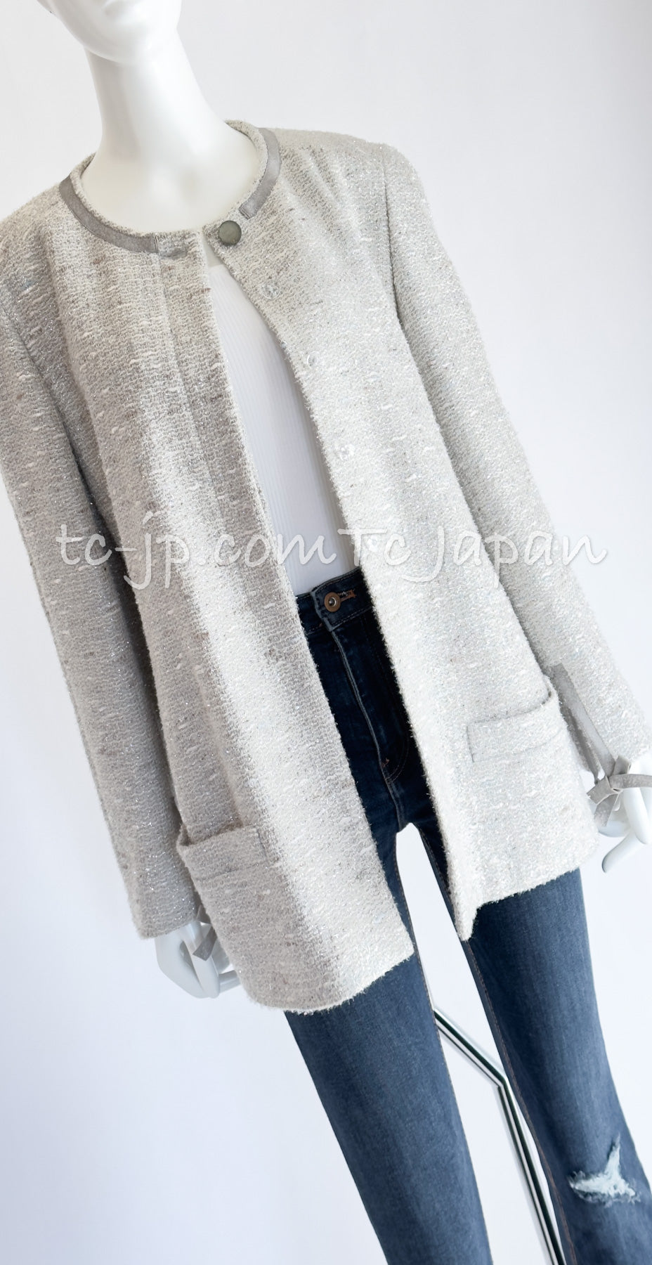 シャネル ヴィンテージ・シルバー・グレー・レザー・リボン・ジャケット CHANEL 99A Vintage Silver Gray Leather  Ribbon Jacket – TC JAPAN