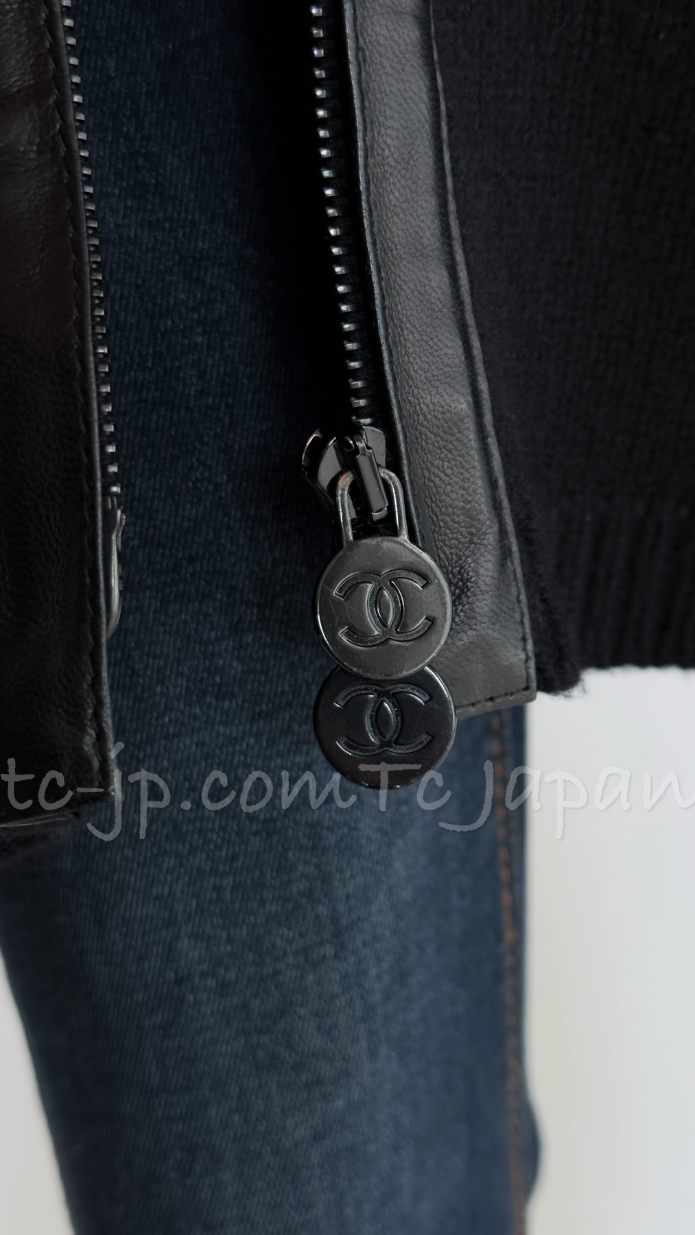 CHANEL 12A Black Wool Lambskin Leather CC Logo Long Cardigan 36 シャネル ブラック・ウール・ラムスキン・レザー・腕CCロゴ・ロングカーディガン・コート 即発