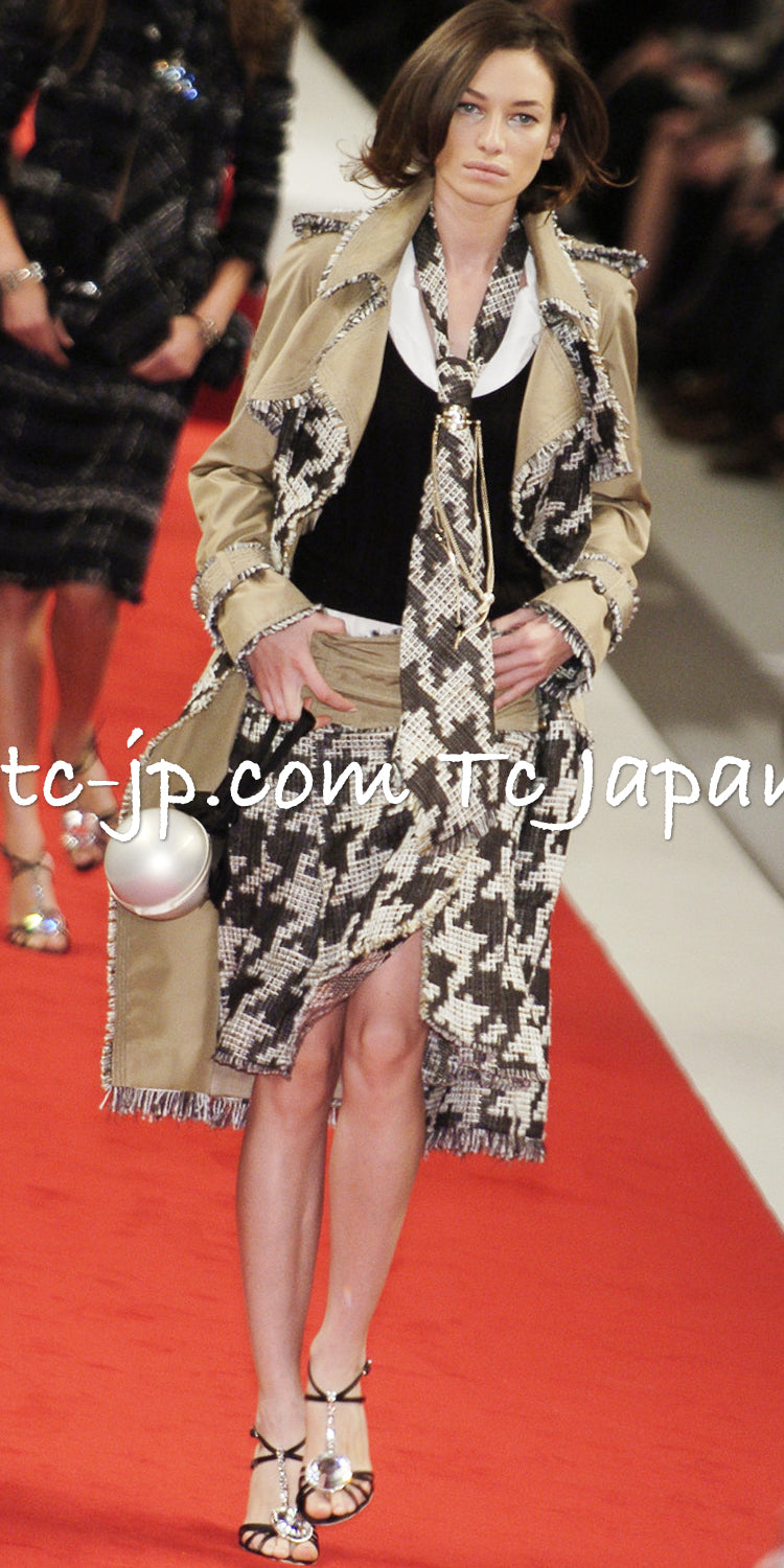 CHANEL 05S Beige Black Ivory Houndstooth Tweed Trench Coat Skirt 36 シャネル  ベージュ・ブラック・アイボリー・トレンチ・コート・スカート 即発