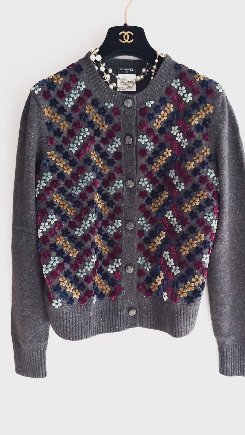 CHANEL 15B Charcoal Gray Silk Wool Cashmere Floral Applique Knit Cardigan 38 40 42 シャネル チャコールグレー シルク ウール カシミヤ お花アップリケ ニット カーディガン