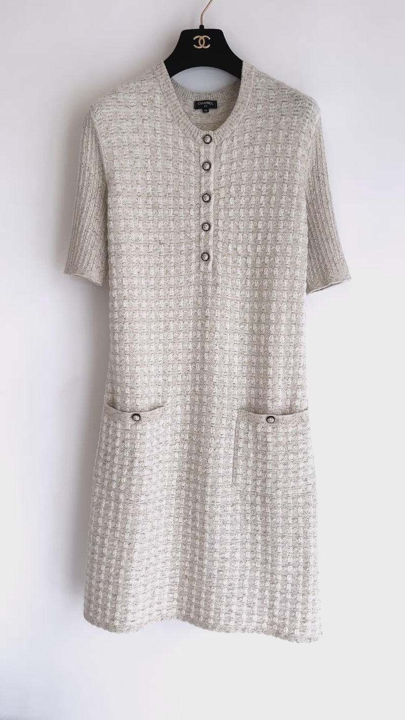 CHANEL 17PF Ivory Gold Metallic Super Soft Stretched Knit Dress Lion CC Button 34 シャネル アイボリー ゴールド ふわふわ ニット ストレッチ ワンピース ライオン CC ボタン 即発