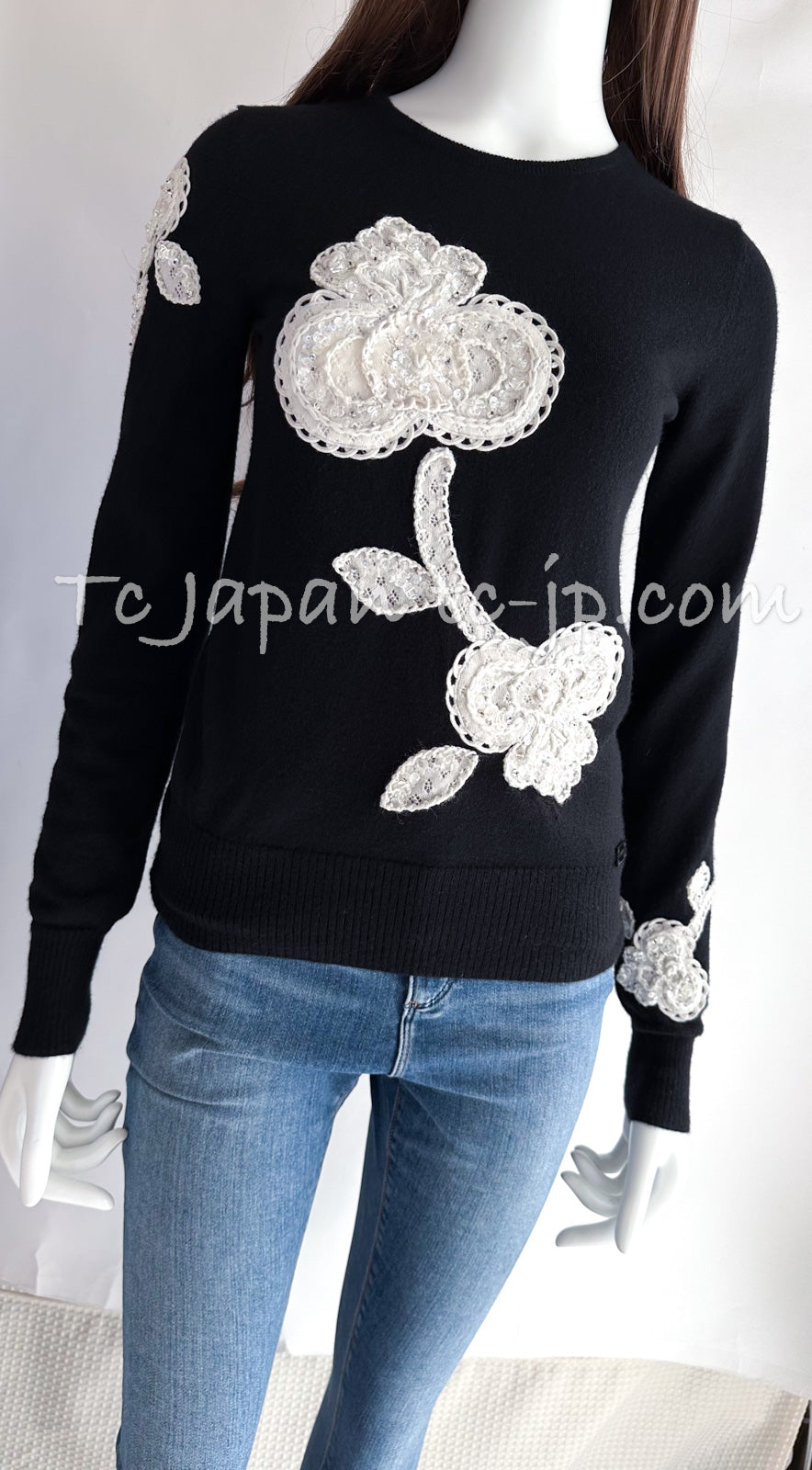 CHANEL 05PF Black White Knit Tops Sweater Long Sleeve 34 36 シャネル ブラック ホワイト  カシミア100 カメリア フラワー 刺繍 アップリケ ニット トップス 長袖 セーター 即発