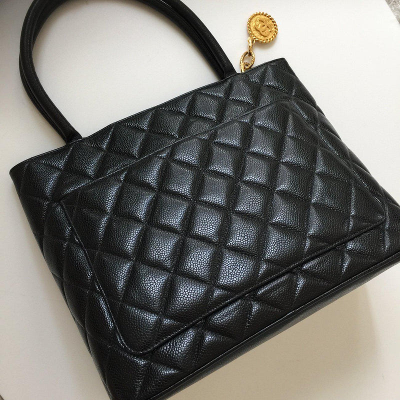 CHANEL Caviarskin Medallion Tote Bag GOLD Medallion シャネル 復刻トート・メダリオン・ゴールドメダル・ショルダー  トート バッグ 即発 - CHANEL TC JAPAN