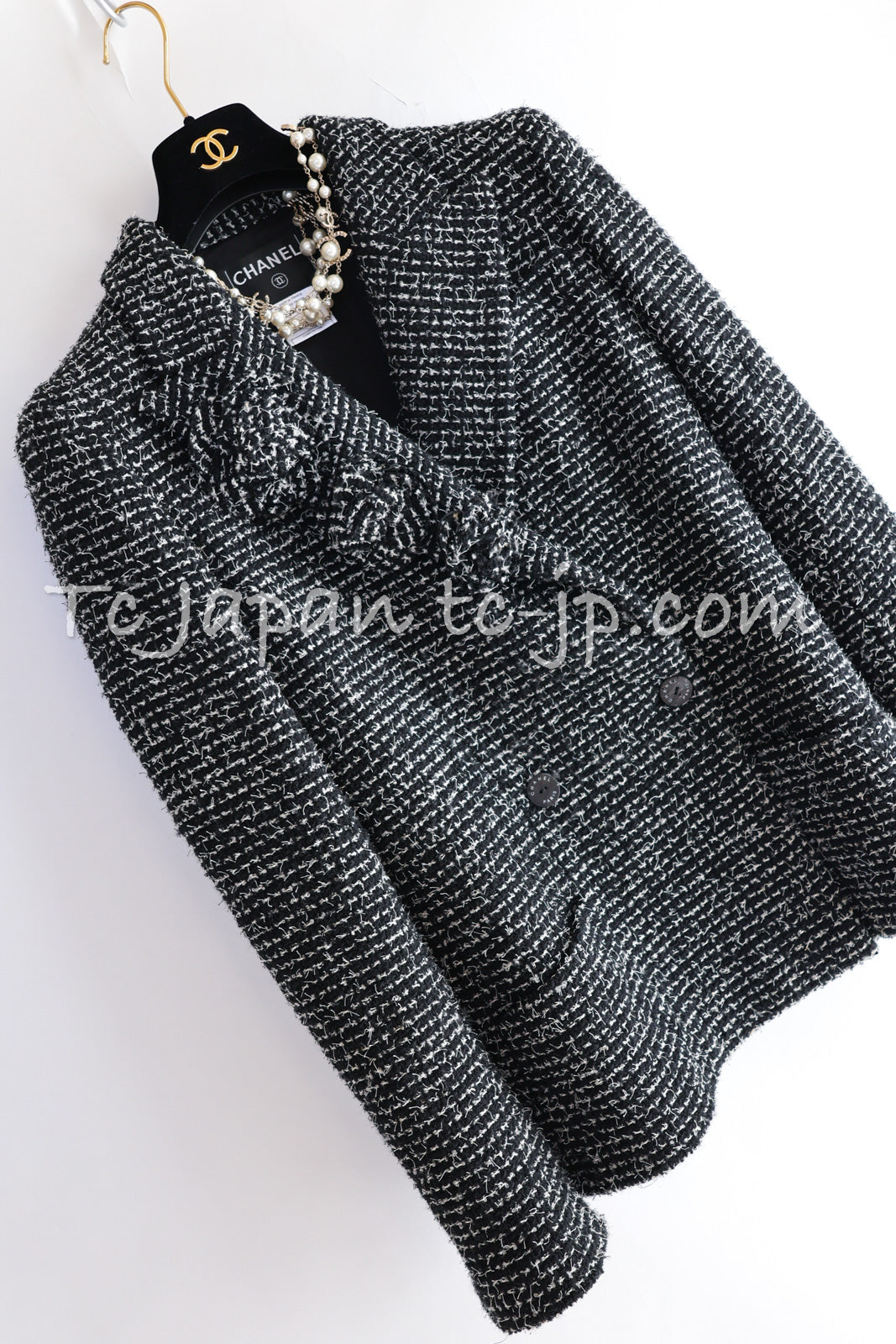 サイズジャケットF38シャネル スーツ CHANEL ブラック ホワイト カメリア ブローチ３つ付 ツイード ダブル ジャケット 水滴 CCボタン スカート 美品 36 38