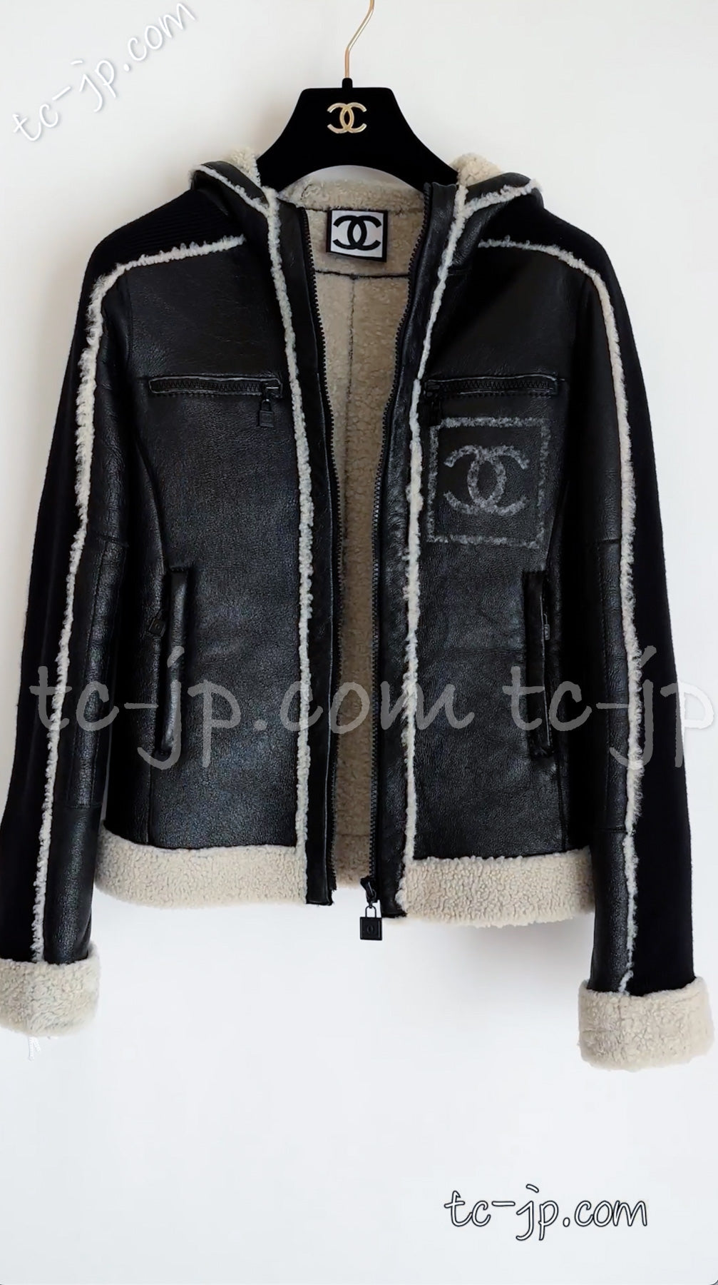 CHANEL 08A Shearling Lambswool Leather CC Logo Hooded Jacket Coat 34 36  シャネル ダーク チョコ ブラック ラム レザー ウール ムートン 本革 CCロゴ フード付 ブルゾン ジャケット コート 即発