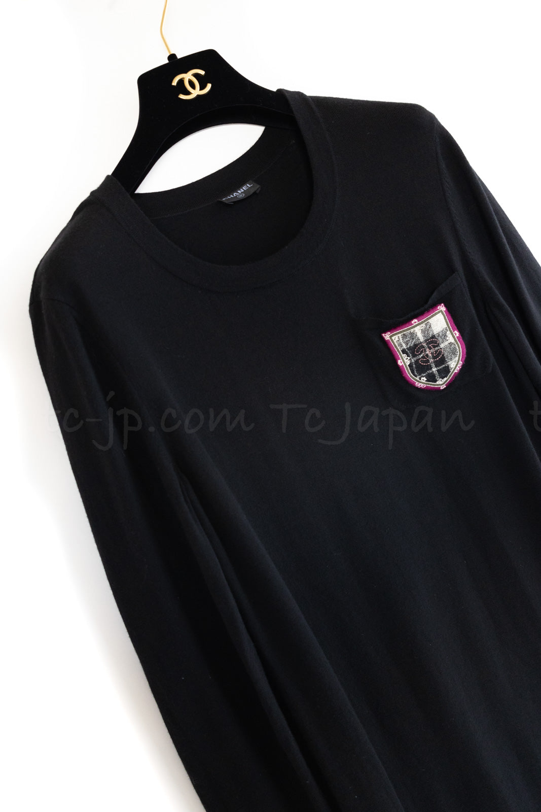 CHANEL 13PF Black Emblem Wool 100% Sweater Dress 38 シャネル ブラック・エンブレム・ワッペン・ウール100%・セーター・ワッペン・ワンピース 即発 - TC JAPAN