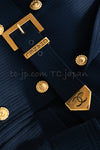 CHANEL 89S Collectible Vintage Navy Wool Belted Tweed Jacket Skirt Suit Gigi 36 38 シャネル 限定版 Gigi ヴィンテージ ネイビー ウール ベルト付 ツイード ジャケット スカート スーツ 即発