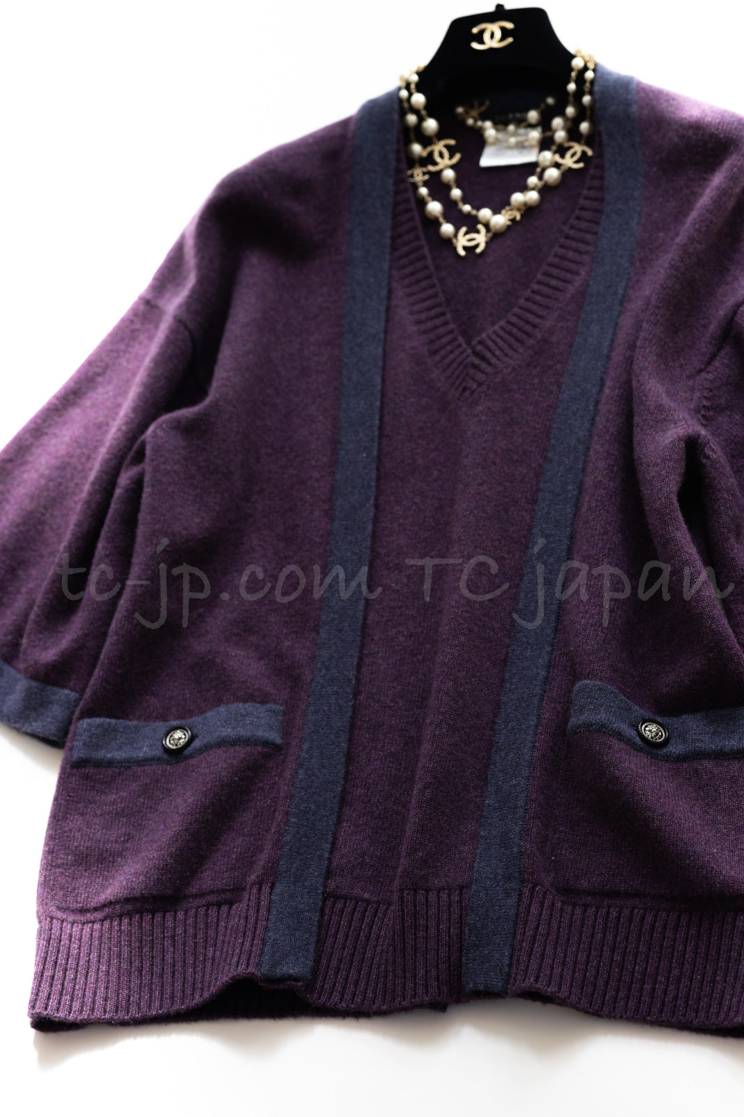 CHANEL 14B Plum Purple Lion Button Cashmere 100 Knit Cardigan-like Tops  Sweater 40 42 44 シャネル プラム パープル ライオンボタン カシミヤ 100 ニット カーディガン風 トップス セーター 即発