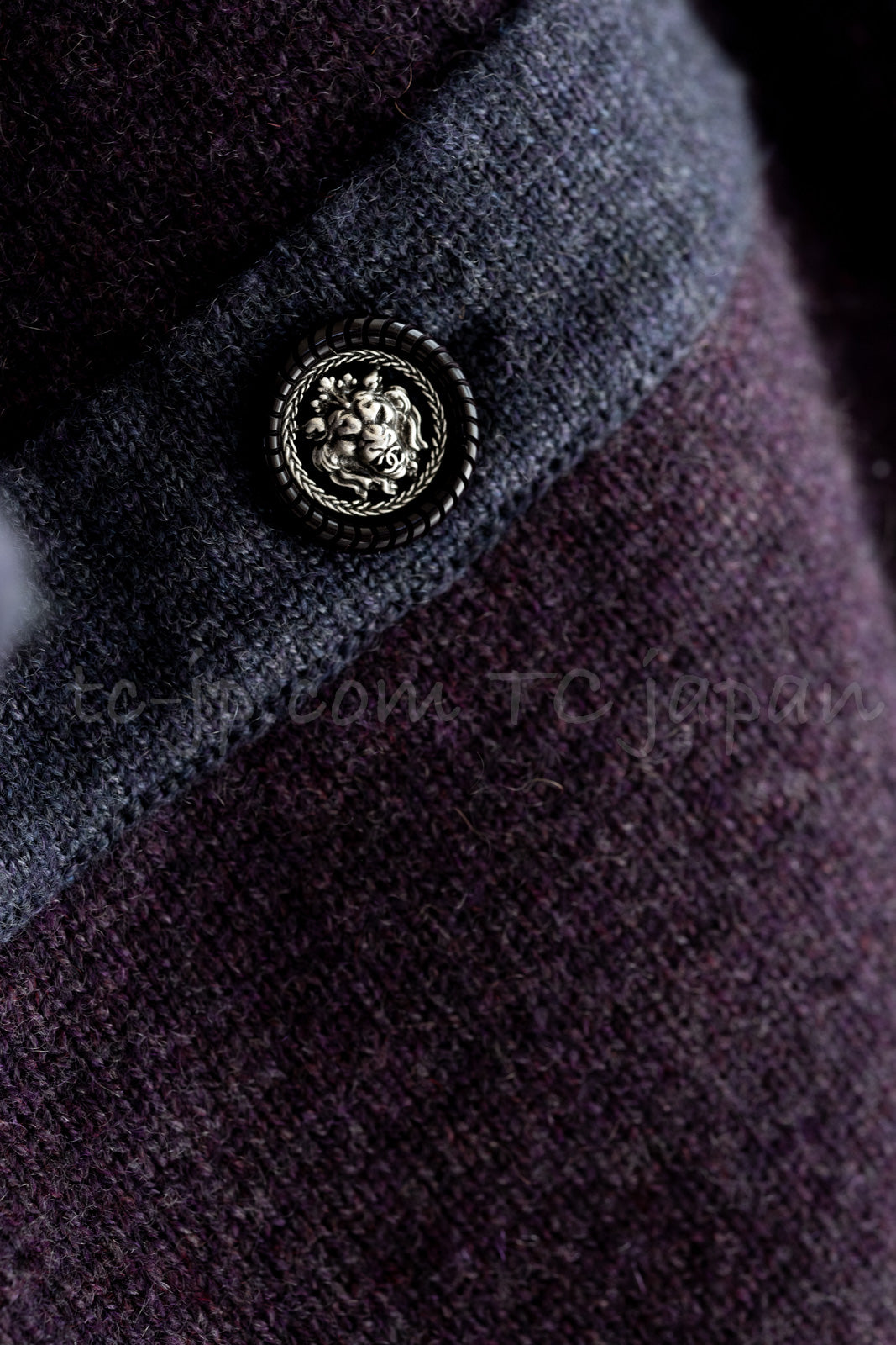 CHANEL 14B Plum Purple Lion Button Cashmere 100 Knit Cardigan-like Tops  Sweater 40 42 44 シャネル プラム パープル ライオンボタン カシミヤ 100 ニット カーディガン風 トップス セーター 即発