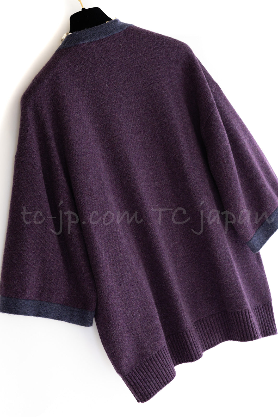 CHANEL 14B Plum Purple Lion Button Cashmere 100 Knit Cardigan-like Tops  Sweater 40 42 44 シャネル プラム パープル ライオンボタン カシミヤ 100 ニット カーディガン風 トップス セーター 即発