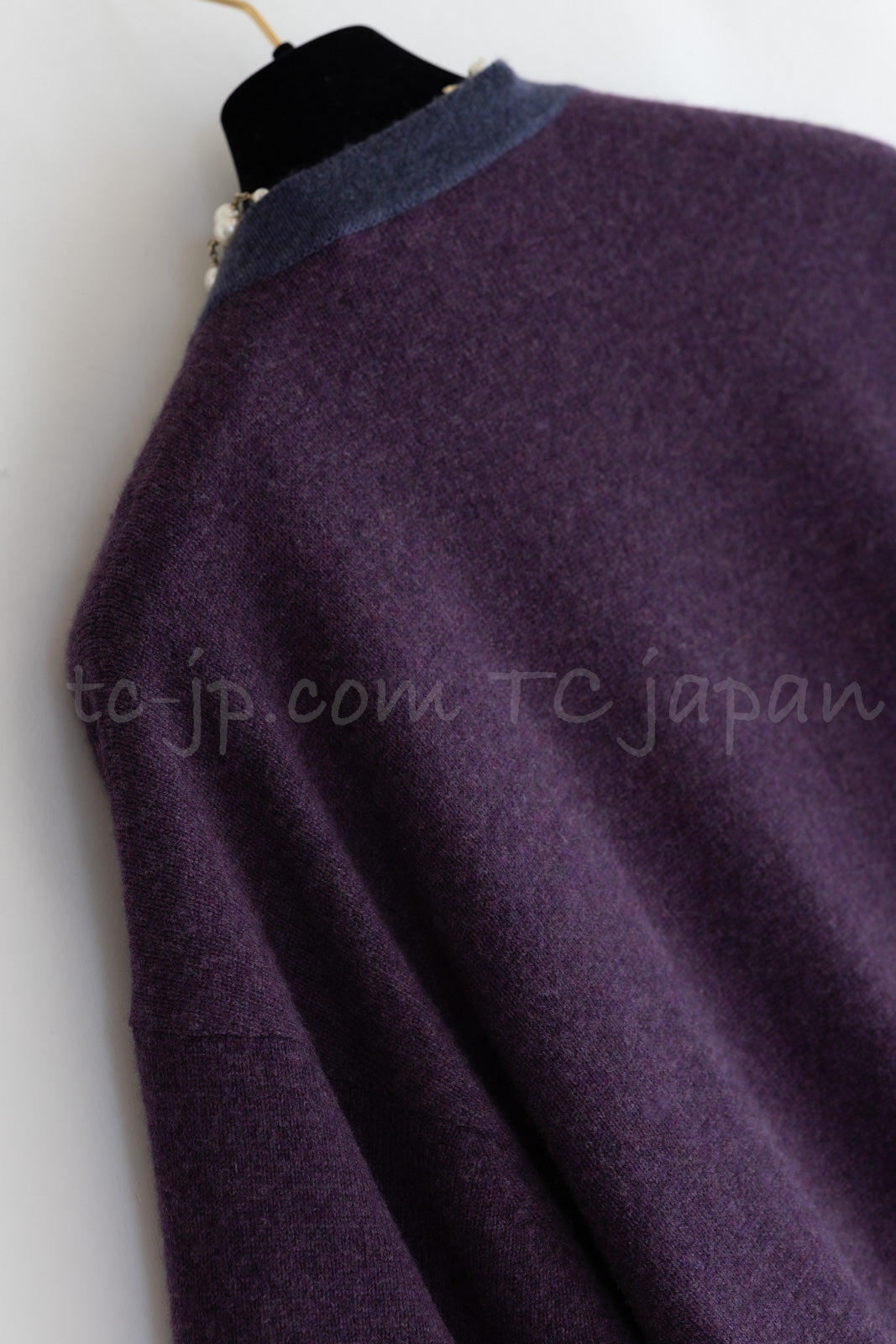 CHANEL 14B Plum Purple Lion Button Cashmere 100 Knit Cardigan-like Tops  Sweater 40 42 44 シャネル プラム パープル ライオンボタン カシミヤ 100 ニット カーディガン風 トップス セーター 即発