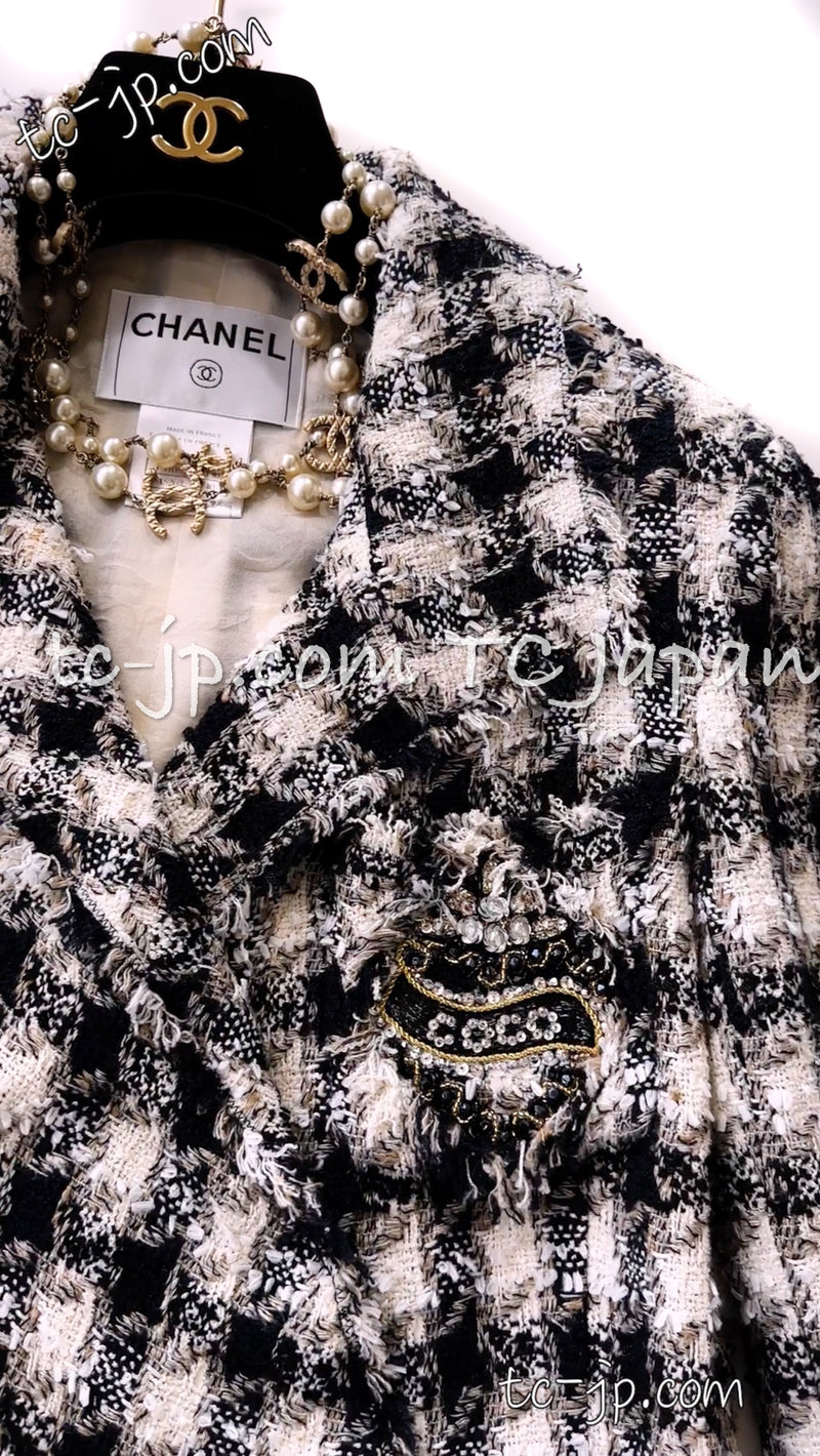 CHANEL 07S Ivory Black Jeweled COCO Emblem Fringed  Lesage Tweed Jacket Skirt 34 シャネル ホワイト ブラック CCエンブレム フリンジ ルサージュ ツイード ジャケット スカート 即発