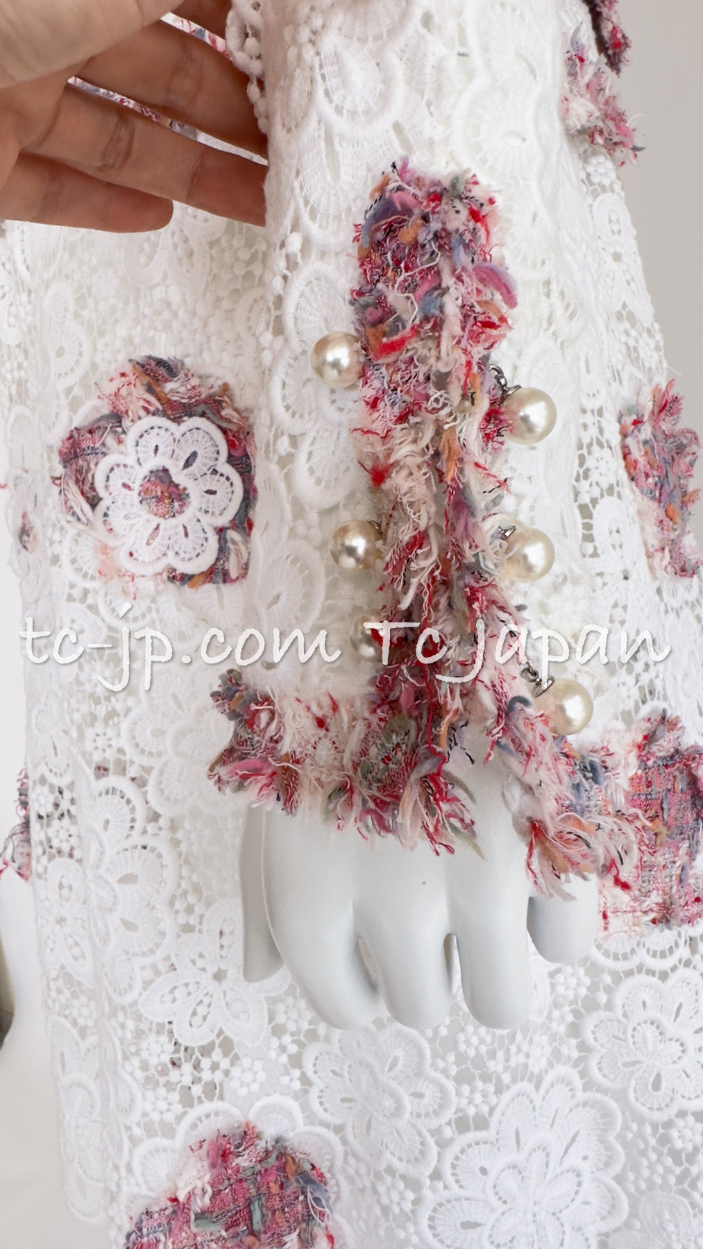 CHANEL 04S White Multicolor Camellia Cardigan Jacket Skirt Setup 36 シャネル ホワイト・マルチカラー・カメリア・カーディガン・スカート 即発