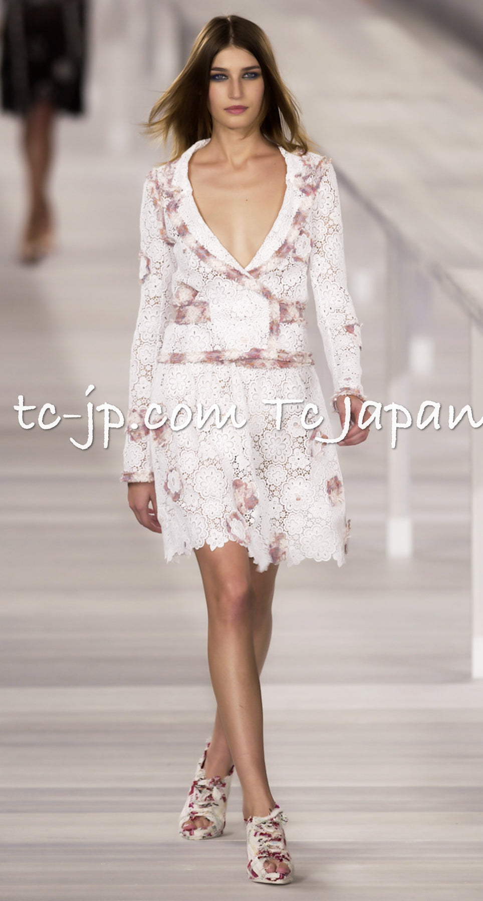 CHANEL 04S White Multicolor Camellia Cardigan Jacket Skirt Setup 36 シャネル ホワイト・マルチカラー・カメリア・カーディガン・スカート 即発