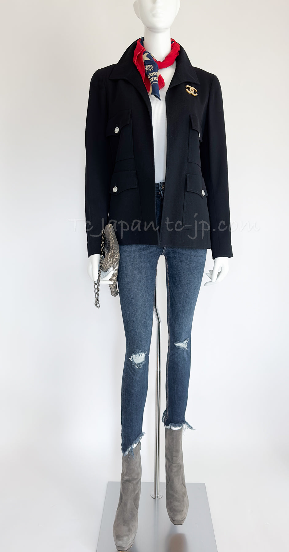 CHANEL 97S Black Wool 100% Minimalistic Mother of Pearl Button Jacket 38  シャネル ブラック・ウール100% ミニマリスト・マザー・パール・ボタン・ジャケット 即発