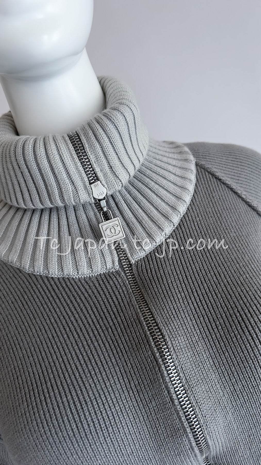 CHANEL 04A Light Gray Zip Up Knit Blouson Tops Cardigan Jacket 38 シャネル ライトグレー・ジップアップ・ニット・ブルゾン・トップス・ジッパー/カーディガン 即発