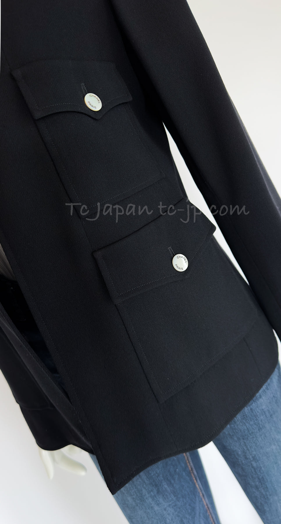 CHANEL 97S Black Wool 100% Minimalistic Mother of Pearl Button Jacket 38  シャネル ブラック・ウール100% ミニマリスト・マザー・パール・ボタン・ジャケット 即発