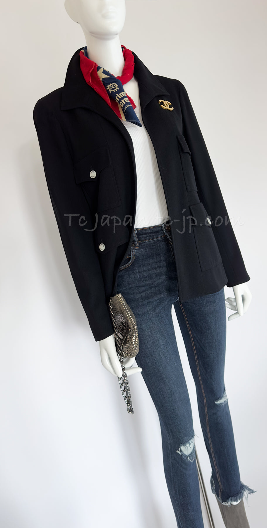 CHANEL 97S Black Wool 100% Minimalistic Mother of Pearl Button Jacket 38  シャネル ブラック・ウール100% ミニマリスト・マザー・パール・ボタン・ジャケット 即発