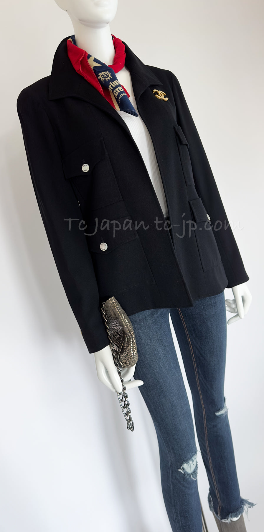 CHANEL 97S Black Wool 100% Minimalistic Mother of Pearl Button Jacket 38  シャネル ブラック・ウール100% ミニマリスト・マザー・パール・ボタン・ジャケット 即発