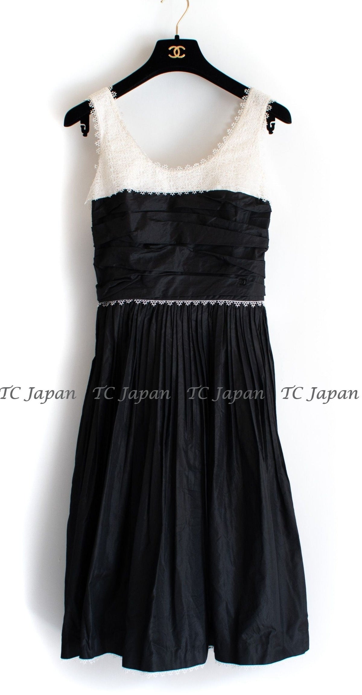 chanel dress 2006 spring  black white silk シャネル　ワンピース　セール