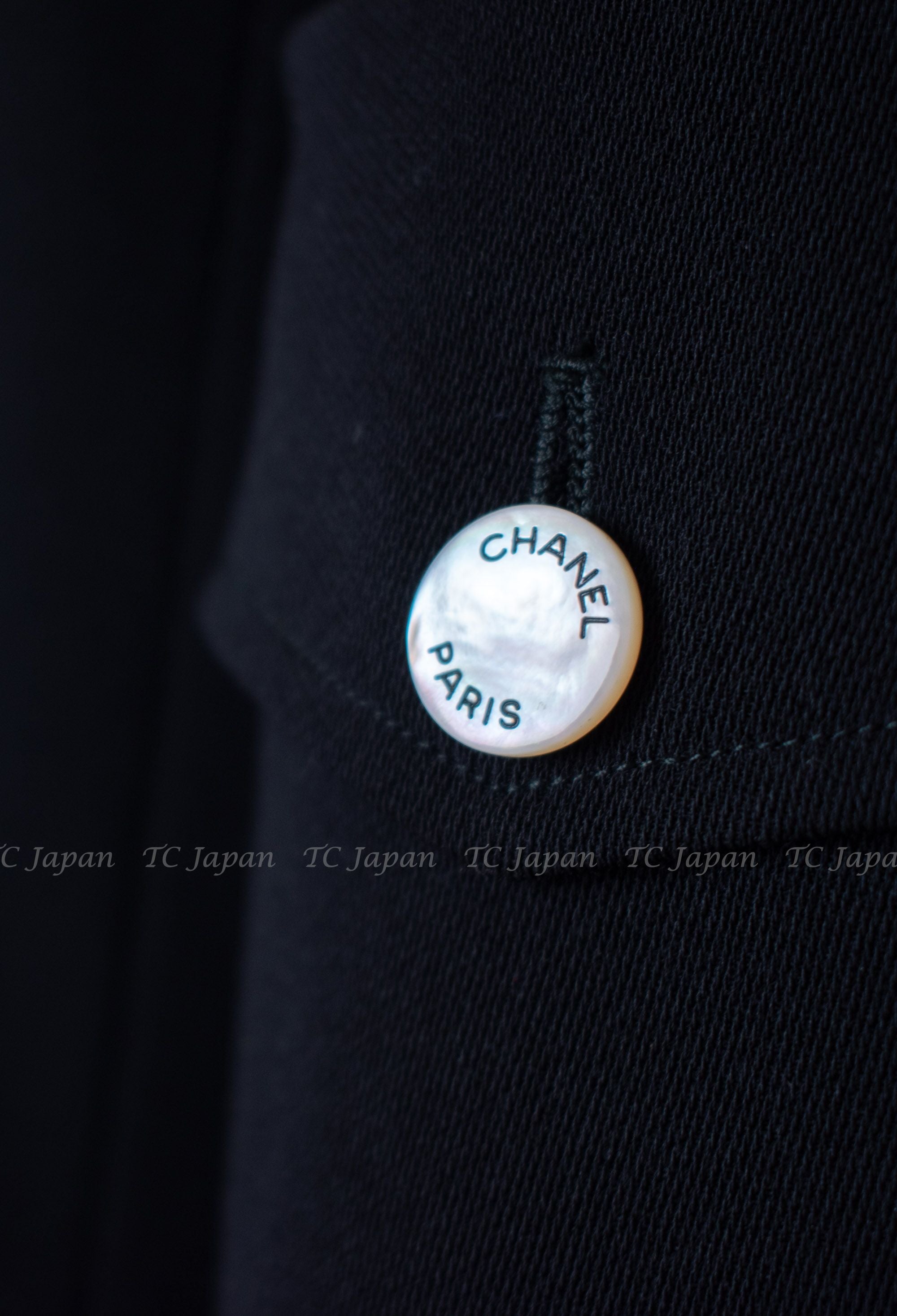 CHANEL 97S Black Wool 100% Minimalistic Mother of Pearl Button Jacket 38  シャネル ブラック・ウール100% ミニマリスト・マザー・パール・ボタン・ジャケット 即発
